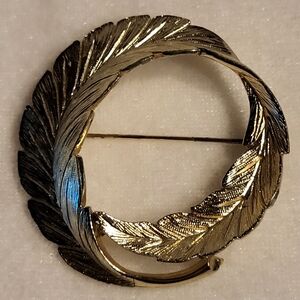 Vintage 70s Circular Goldtone Feather Brooch / Pin